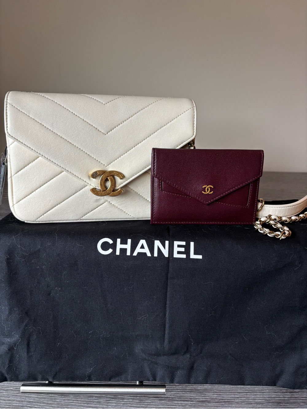 CHANEL White Chevron Leather Crossbody Bag with Burgundy Card Holder